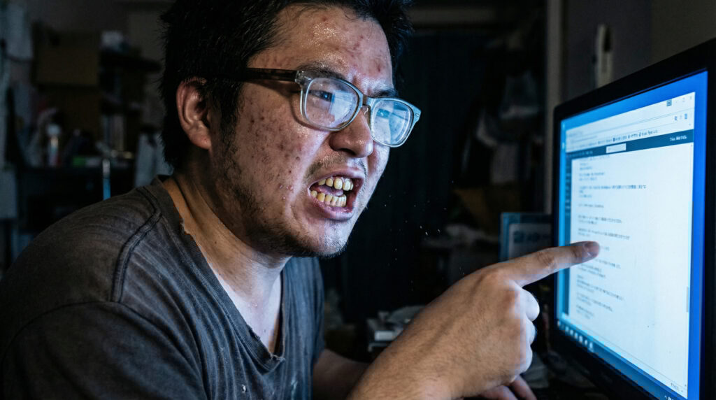 社会のルールから逸脱したと見なした言動に対する強い義憤に駆られる男性