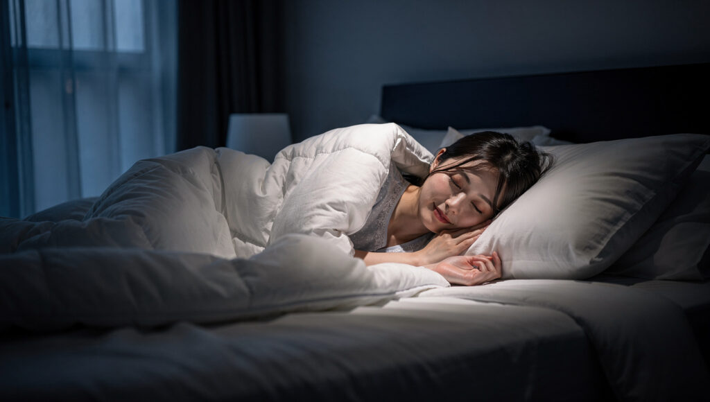 寝るリアコ女性