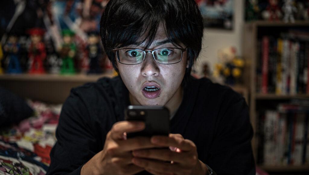 リアルタイムに流れてきた失脚ニュースに驚く男性