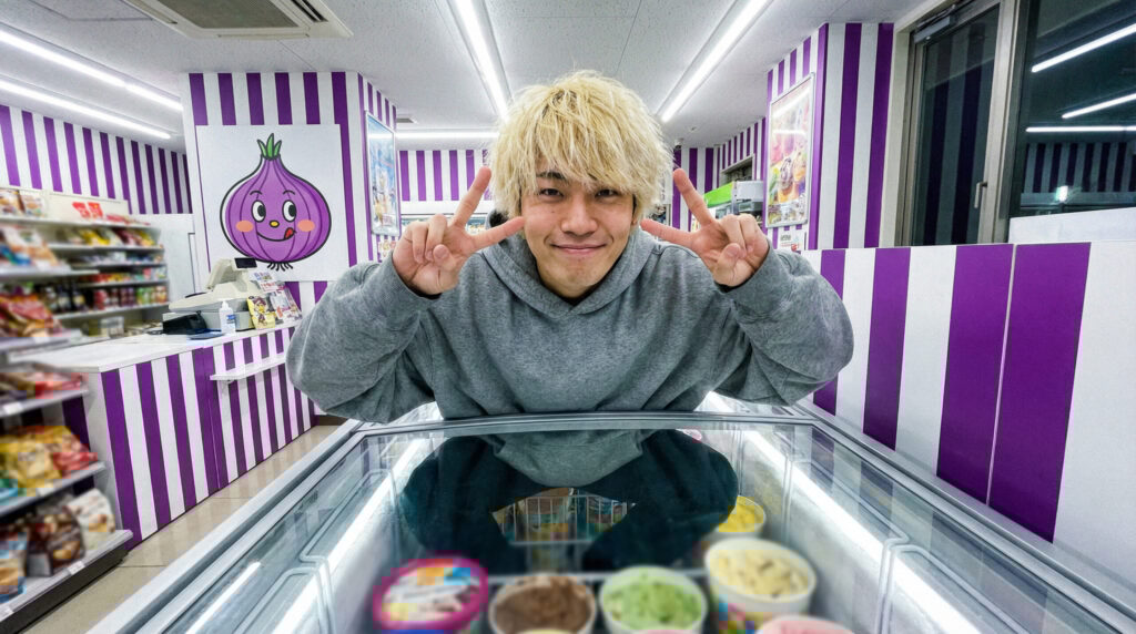 コンビニのアイスケースに入る男性