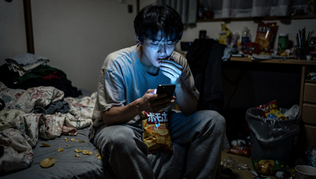 夜更かしSNSに耽る男性