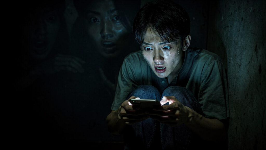 恐喝に怯える男性