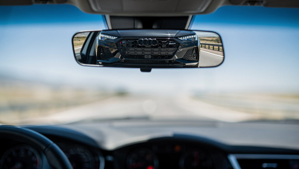 ミラーいっぱいに広がる、見知らぬ車のフロントグリル